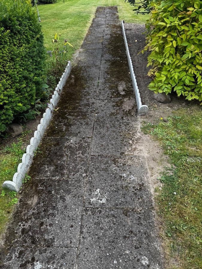 Gehweg vorher - verschmutzt